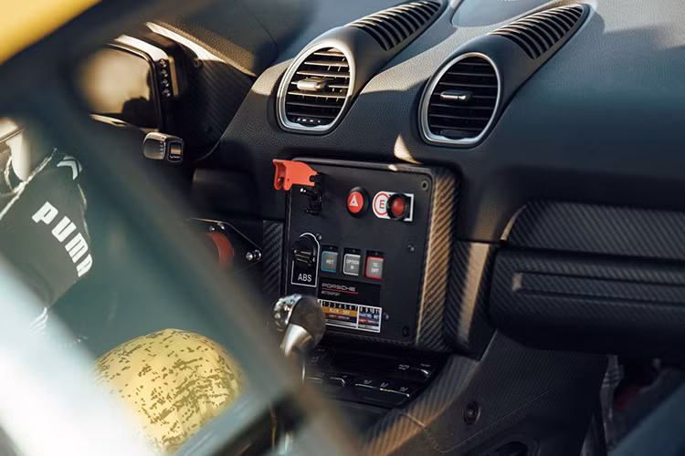 Phiên bản mới này cũng được trang bị khoá vi sai chỉnh cơ và hệ thống phanh của xe đua làm từ thep kích thước 15 inch ở 4 bánh.