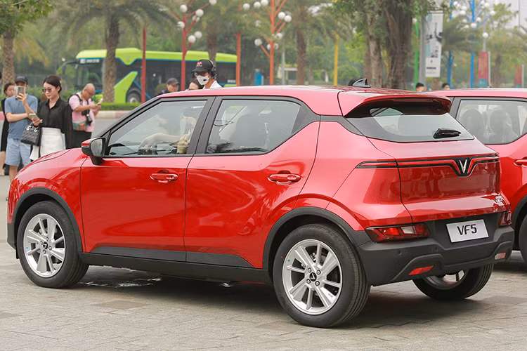 VinFast bo sung them goi thue pin gia re cho xe dien VF5-Hinh-3