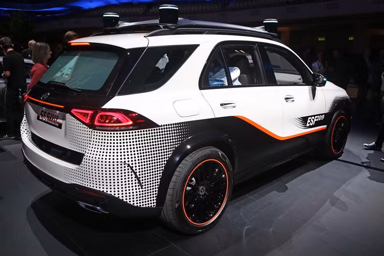 Ngoài ra, mẫu xe siêu an toàn Mercedes-Benz ESF 2019 còn có các tính năng an toàn Pre-Safe, túi khí phía sau với khái niệm phồng ra mới và một hệ thống Hỗ trợ Phanh Chủ động. Không chỉ có túi khí mới, người ngồi phía sau còn có khóa dây an toàn phát sáng lẫn dây đai sưởi ấm...