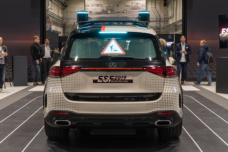 Đúng là ESF 2019 có trang bị với hơn tá tính năng đột phá với mục tiêu bảo vệ không chỉ hành khách trong nó, mà cả những tài xế khác nữa. Cụ thể, khi nó hoạt động ở chế độ tự lái hoàn toàn, vô lăng (nhỏ và tính tương lai) và chân ga sẽ thu vào trong để giảm bớt nguy cơ chấn thương trong trường hợp va chạm xảy ra.
