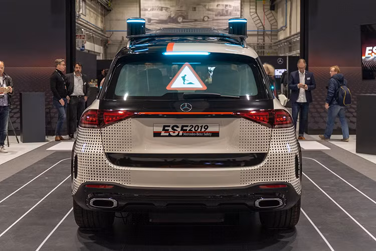 Đúng là ESF 2019 có trang bị với hơn tá tính năng đột phá với mục tiêu bảo vệ không chỉ hành khách trong nó, mà cả những tài xế khác nữa. Cụ thể, khi nó hoạt động ở chế độ tự lái hoàn toàn, vô lăng (nhỏ và tính tương lai) và chân ga sẽ thu vào trong để giảm bớt nguy cơ chấn thương trong trường hợp va chạm xảy ra.