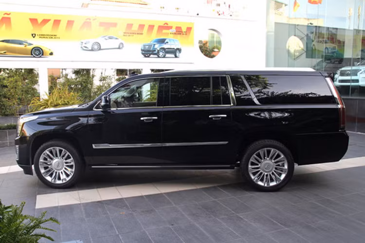 Cadillac Escalade sử dụng bộ mâm cho xe có kích thước 22 inch. Và chiếc xe có tổng chiều dài là 5.179mm, chiều rộng là 2.045mm và chiều cao là 1.890mm, còn 2.946mm là chiều dài cơ sở của xe.