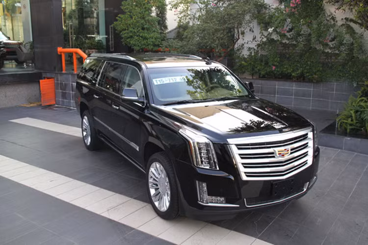 Tại thị trường Mỹ, Cadillac Escalade 2015 được bán với giá khởi điểm 73.965 USD. Trong khi đó, Cadillac Escalade Platinum 2015 có giá lên đến 90.270 USD, đã cộng 995 USD tiền vận chuyển và giao xe.