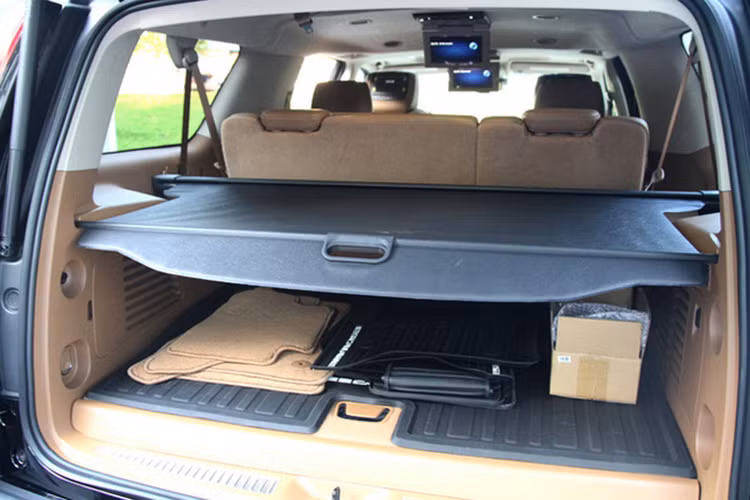 Cadillac Escalade Platinum sở hữu khoang hành lý rộng rãi với tấm che đồ có thể kéo ra vào, tạo cảm giác khi để đồ đạc không bị bừa bộn.