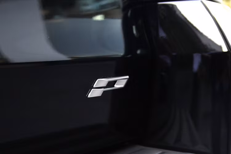 Cadillac Escalade được tạo hình với các đường nét tinh tế, nó không còn mang vẻ ngoài thô ráp của những chiếc xe phong cách Mỹ. Và với kiểu dáng mới này Escalade sẽ dễ tiếp cận hơn với khách hàng thích vẻ bề ngoài.