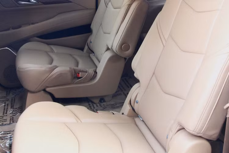 Hàng ghế thứ hai được chia tách biệt ra 2 bên để có lối cho người sử dụng có thể đi lại ra hàng ghế phía sau.