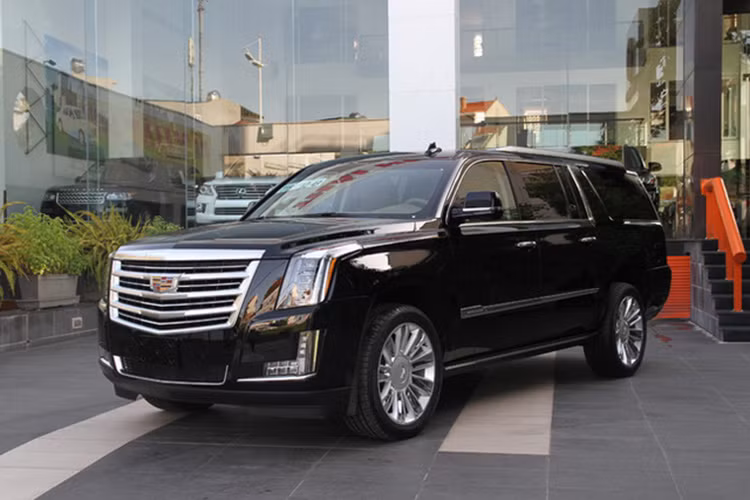  Escalade Platinum mẫu SUV cỡ lớn là mẫu xe thế hệ thứ 4 của hãng Cadillac. Xe được thiết kế cũng như nâng cấp nhiều hơn về mặt công nghệ. Đầu xe mạnh mẽ với lưới tản nhiệt thanh chữ V và dãi đèn pha chạy dọc đặc trưng của hãng Cadillac.