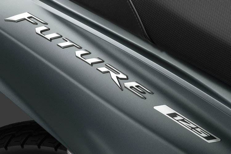 Phiên bản Cao cấp phanh đĩa - vành đúc được phủ tông bóng lên ba màu xe hiện tại là Đỏ Đen, Xanh Đen và Trắng Đen. Cuối cùng là phiên bản Đặc biệt phanh đĩa - vành đúc được bổ sung với chất liệu nhám phủ tổng thể cho toàn bộ hai màu xe Đen và Xanh Đen.