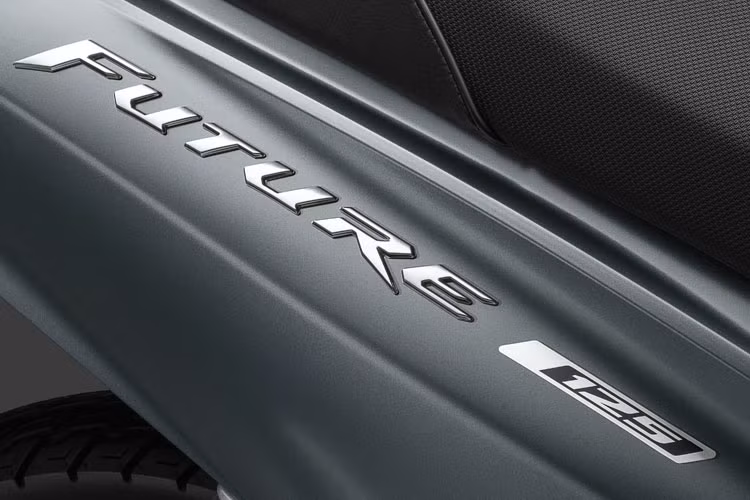 Phiên bản Cao cấp phanh đĩa - vành đúc được phủ tông bóng lên ba màu xe hiện tại là Đỏ Đen, Xanh Đen và Trắng Đen. Cuối cùng là phiên bản Đặc biệt phanh đĩa - vành đúc được bổ sung với chất liệu nhám phủ tổng thể cho toàn bộ hai màu xe Đen và Xanh Đen.