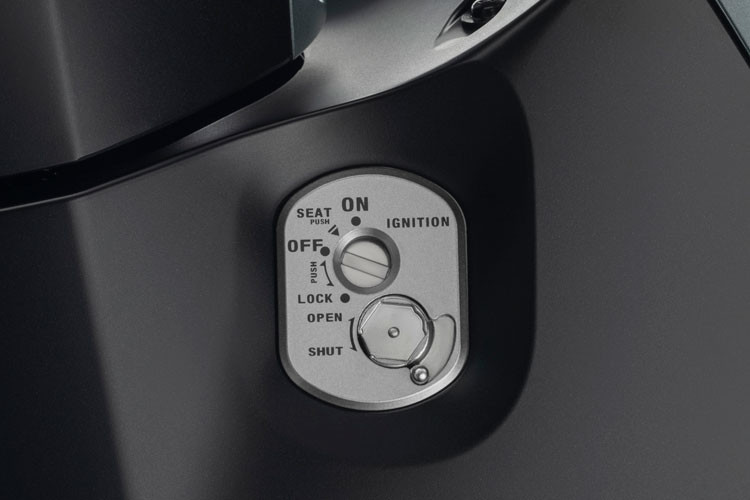 Vẻ cao cấp của xe còn được thể hiện qua trang bị đèn pha LED với hiệu năng chiếu sáng cao. Phiên bản Tiêu chuẩn với phanh đĩa - vành nan hoa gây ấn tượng mới với người dùng nhờ đổi màu tem chữ “125” cùng các chi tiết mặt trước độc đáo.