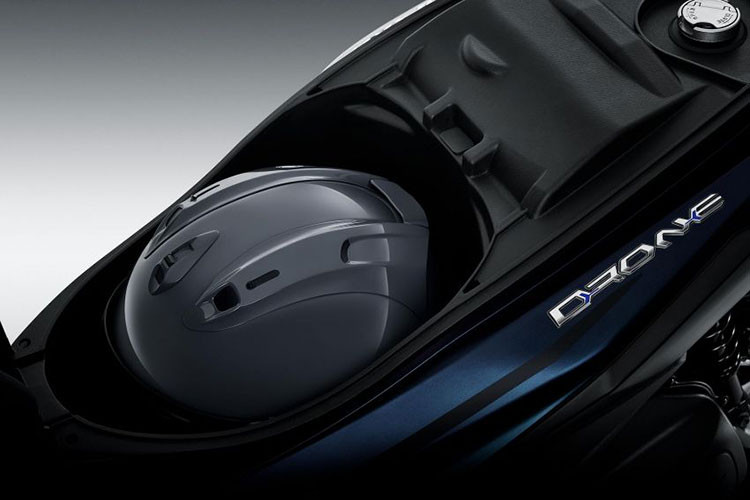 Đuôi xe cũng có thiết kế khá hoành tráng với cụm đèn hậu lớn, tích hợp đèn phanh và đèn xi nhan. Đèn phanh của xe có tạo hình khá bắt mắt, ăn nhập với phong cách thể thao của xe.