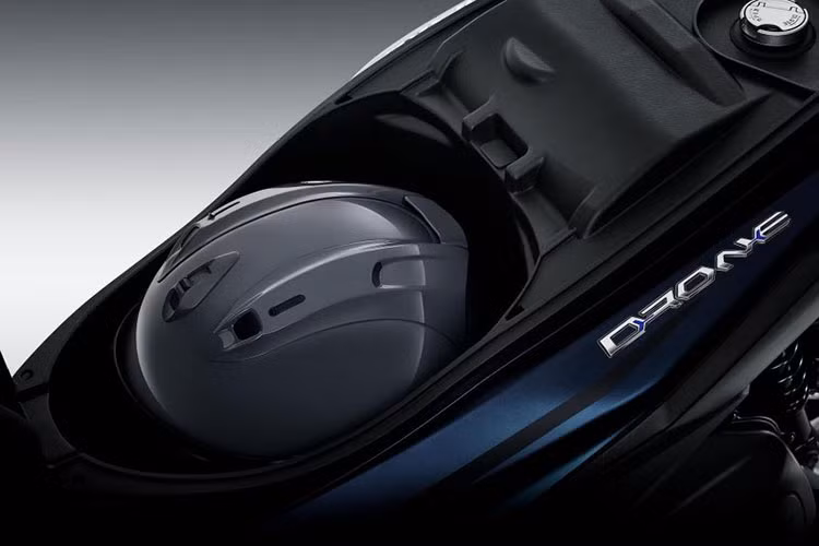 Đuôi xe cũng có thiết kế khá hoành tráng với cụm đèn hậu lớn, tích hợp đèn phanh và đèn xi nhan. Đèn phanh của xe có tạo hình khá bắt mắt, ăn nhập với phong cách thể thao của xe.