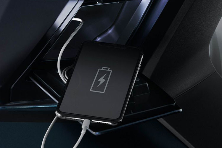 Các chi tiết ốp đầu và thân của mẫu xe tay ga thể thao mới nhà SYM cũng gây ấn tượng với đường nét sắc sảo và các đường gân cứng cáp, hầm hố.