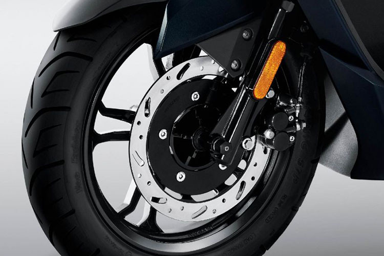 Về trang bị, SYM Jet X sử dụng hệ thống treo gồm phuộc ống lồng trước và giảm xóc lò xo đôi phía sau, đi kèm là bộ vành đúc kích thước 14 inch cùng lốp không săm có kích thước 100/90 ở trước và 110/80 ở sau.