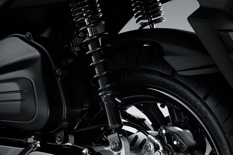 Phanh đĩa ở cả trước và sau là trang bị tiêu chuẩn của xe. Ngoài ra, các tiện ích mới cũng được trang bị cho xe giống như những chiếc maxi-scooter đời mới hiện nay như xạc thiết bị di động, kết nối hay đòng hồ màn hình màu...