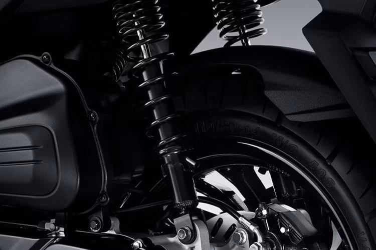 Phanh đĩa ở cả trước và sau là trang bị tiêu chuẩn của xe. Ngoài ra, các tiện ích mới cũng được trang bị cho xe giống như những chiếc maxi-scooter đời mới hiện nay như xạc thiết bị di động, kết nối hay đòng hồ màn hình màu...