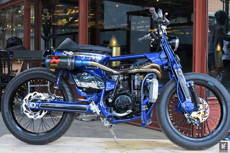 Dù sở hữu động cơ "khủng", nhưng Gary vẫn muốn giữ lại kiểu dáng nguyên bản đã trở thành "biểu tượng" của Super Cub. Chính vì vậy, anh vẫn tiếp tục sử dụng kết cấu phuộc "giò gà" cho chiếc xe, kèm theo bộ ốp đầu kèm chóa pha của Super Cub C100 đời đầu.