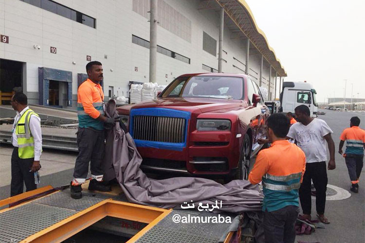 Hãng siêu xe sang Rolls-Royce vừa chính thức vén màn dòng SUV siêu sang Cullinan 2019 vào ngày 10/5 vừa qua. Mới đây, hình ảnh chiếc SUV hạng sang Rolls-Royce Cullinan 2019 được giao cho chủ nhân đầu tiên là một Tiểu vương sống tại Ả-Rập Xê-Út đã được đăng lên mạng.