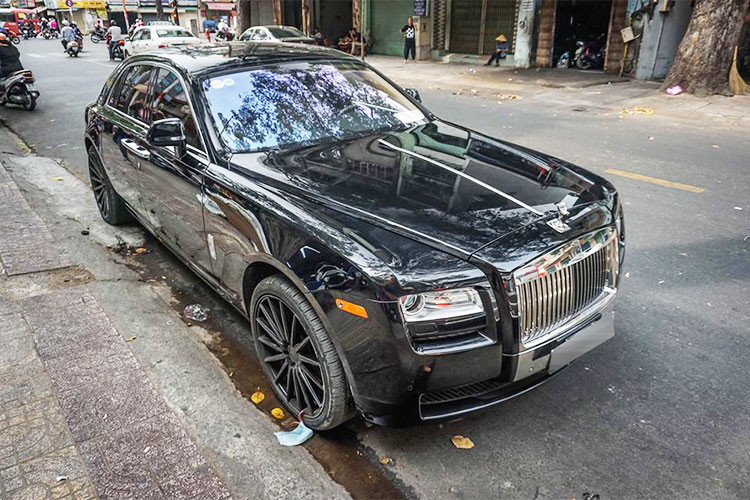 Từng thuộc quyền sở hữu của một doanh nhân sinh sống tại thành phố Đà Lạt, chiếc siêu xe sang Rolls-Royce Ghost độ mâm Vossen "hàng hiếm" này mới đây đã bất ngờ xuất hiện và lăn bánh trên đường phố Sài Gòn.