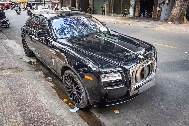 Từng thuộc quyền sở hữu của một doanh nhân sinh sống tại thành phố Đà Lạt, chiếc siêu xe sang Rolls-Royce Ghost độ mâm Vossen "hàng hiếm" này mới đây đã bất ngờ xuất hiện và lăn bánh trên đường phố Sài Gòn.