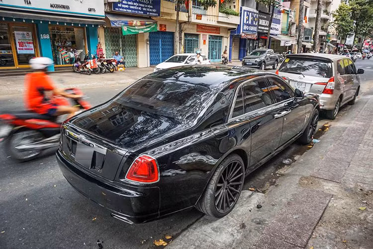 Theo giới chơi xe, ngoài chiếc Rolls-Royce Ghost này, doanh nhân Đà Lạt còn từng sở hữu cặp đôi siêu xe là Audi R8 V10 Plus màu đỏ cũng được dán lại thành trắng và Ferrari 488 GTB màu đỏ. Hiện chiếc Audi R8 V10 Plus màu đỏ đã được cho thay áo sang màu bạc và nằm trong bộ sưu tập siêu xe của Chủ tịch Trung Nguyên, Đặng Lê Nguyên Vũ.