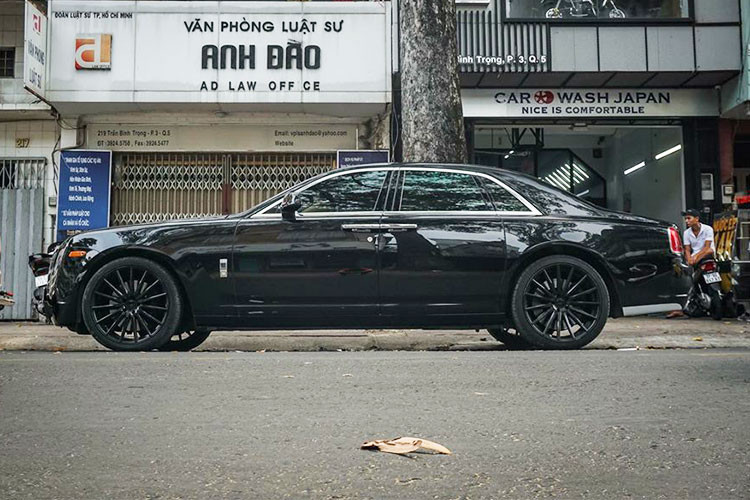 Tại thị trường Việt Nam, số lượng Rolls-Royce khá đông đảo với gần 150 chiếc xuất hiện. Trong đó, Rolls-Royce Ghost được đánh giá nhỏ gọn, sang trọng và lưu thông trên phố dễ hơn so với Phantom và đặc biệt nó thường được các doanh nhân trẻ tại Việt Nam ưa chuộng.