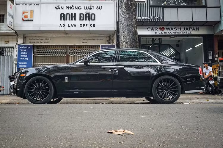 Tại thị trường Việt Nam, số lượng Rolls-Royce khá đông đảo với gần 150 chiếc xuất hiện. Trong đó, Rolls-Royce Ghost được đánh giá nhỏ gọn, sang trọng và lưu thông trên phố dễ hơn so với Phantom và đặc biệt nó thường được các doanh nhân trẻ tại Việt Nam ưa chuộng.