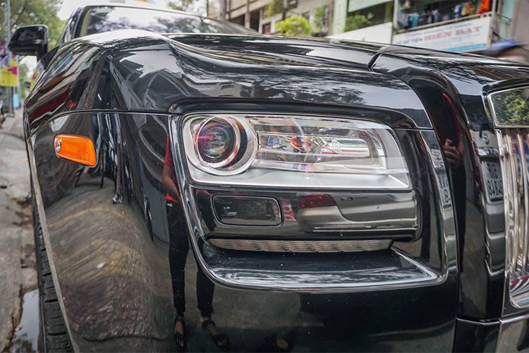 Chiếc xe siêu sang thương hiệu Anh quốc này thuộc thế hệ đầu tiên, điều đó thể hiện qua đèn pha thiết kế hình chữ nhật của xe siêu sang này. Ở thế hệ thứ 2, siêu xe sang Rolls-Royce Ghost có sự tinh chỉnh lại thiết kế đôi mắt và đi kèm là dải đèn LED.