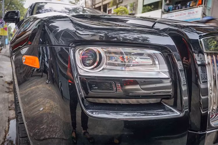 Chiếc xe siêu sang thương hiệu Anh quốc này thuộc thế hệ đầu tiên, điều đó thể hiện qua đèn pha thiết kế hình chữ nhật của xe siêu sang này. Ở thế hệ thứ 2, siêu xe sang Rolls-Royce Ghost có sự tinh chỉnh lại thiết kế đôi mắt và đi kèm là dải đèn LED.