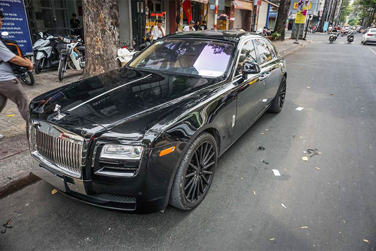 Tại thị trường Việt Nam hiện nay, siêu xe sang Rolls-Royce Ghost thế hệ đầu tiên có mức giá bán đã qua sử dụng dao động từ 8 đến 10 tỷ đồng. Cá biệt, có một chiếc Rolls-Royce Ghost biển "ngũ quý" 1 từng thuộc sở hữu của doanh nhất đất Cảng được rao bán với mức giá 11,5 tỷ Đồng.