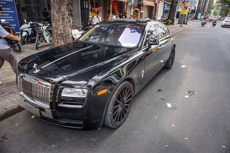 Tại thị trường Việt Nam hiện nay, siêu xe sang Rolls-Royce Ghost thế hệ đầu tiên có mức giá bán đã qua sử dụng dao động từ 8 đến 10 tỷ đồng. Cá biệt, có một chiếc Rolls-Royce Ghost biển "ngũ quý" 1 từng thuộc sở hữu của doanh nhất đất Cảng được rao bán với mức giá 11,5 tỷ Đồng.