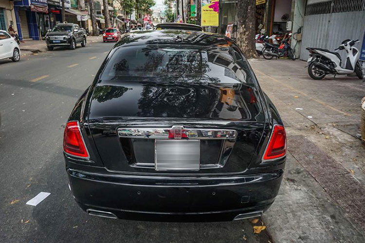 Ngoài ngoại thất đen bóng, chiếc Rolls-Royce Ghost độ mâm Vossen "hàng độc" tại Việt Nam này còn sở hữu các điểm nhấn ngoại thất như; lưới tản nhiệt, logo Spirit of Ecstasy, viền đèn hậu mạ crôm sáng bóng...
