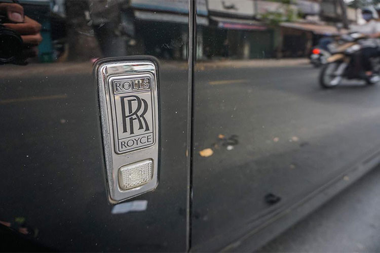 Rolls-Royce Ghost được trang bị động cơ V12, tăng áp kép, dung tích 6.6 lít, sản sinh công suất tối đa 562 mã lực và mô-men xoắn cực đại 780 Nm. Kết hợp cùng hộp số tự động ZF 8 cấp, xe mất khoảng 5 giây để tăng tốc 0-100 km/h trước khi đạt vận tốc tối đa 250 km/h.