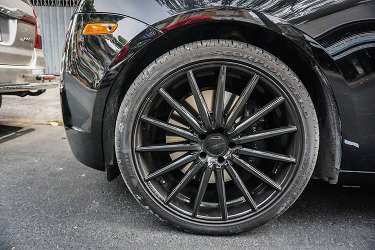 Bộ mâm đa chấu sơn đen trên chiếc Rolls-Royce Ghost này của hãng Vossen. Trước đó, siêu xe Ferrari 458 Italia, McLaren 650S Spider của Cường Đô la hay Ferrari 488 GTB tại Sài Gòn cũng được chủ nhân lựa chọn hãng mâm Vossen để tạo vẻ cá tính cho "dàn chân" của xe.