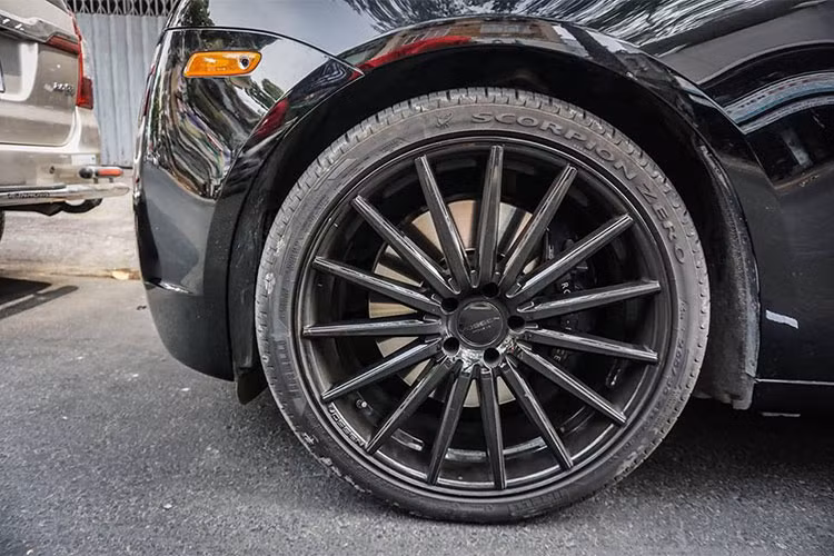 Bộ mâm đa chấu sơn đen trên chiếc Rolls-Royce Ghost này của hãng Vossen. Trước đó, siêu xe Ferrari 458 Italia, McLaren 650S Spider của Cường Đô la hay Ferrari 488 GTB tại Sài Gòn cũng được chủ nhân lựa chọn hãng mâm Vossen để tạo vẻ cá tính cho "dàn chân" của xe.