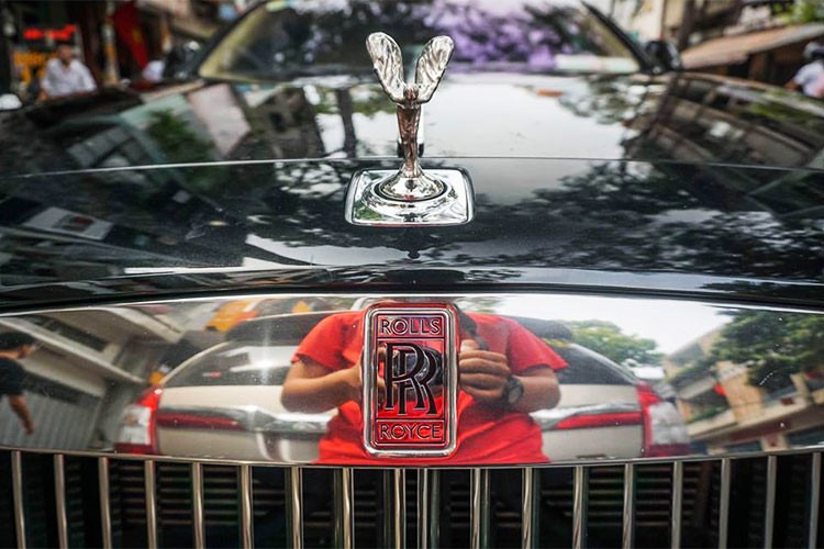 Chiếc Rolls-Royce Ghost trong bài viết này từng được chủ nhân tại Đà Lạt thay đổi màu sơn bằng việc dán đề can trắng. Tuy nhiên, ở lần tái xuất Sài thành này chính là ngoại thất của xe đã được lột bỏ đề-can màu trắng để trở về màu sơn nguyên bản đen bóng nguyên bản trước đây.