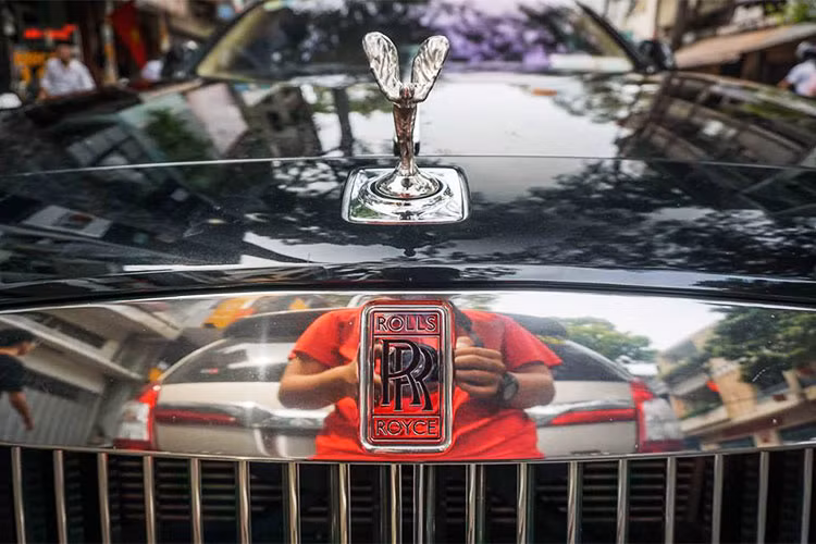 Chiếc Rolls-Royce Ghost trong bài viết này từng được chủ nhân tại Đà Lạt thay đổi màu sơn bằng việc dán đề can trắng. Tuy nhiên, ở lần tái xuất Sài thành này chính là ngoại thất của xe đã được lột bỏ đề-can màu trắng để trở về màu sơn nguyên bản đen bóng nguyên bản trước đây.