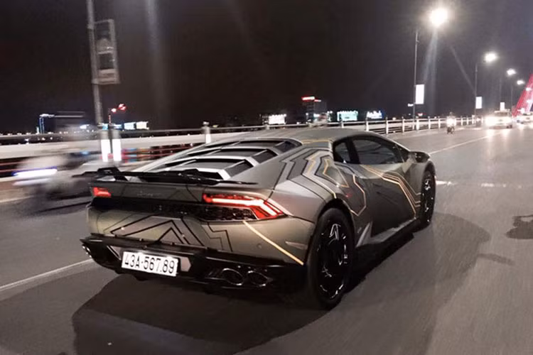 Ngoài bộ áo màu xanh quân đội, chiếc Lamborghini Huracan LP610-4 còn gây ấn tượng khi được trang trí thêm các họa tiết màu đen và vàng lạ mắt cùng hàng loạt những món đồ chơi đắt tiền nhất hiện nay. Hiện chưa rõ chi phí cho lần thay áo bằng đề-can của siêu xe này.