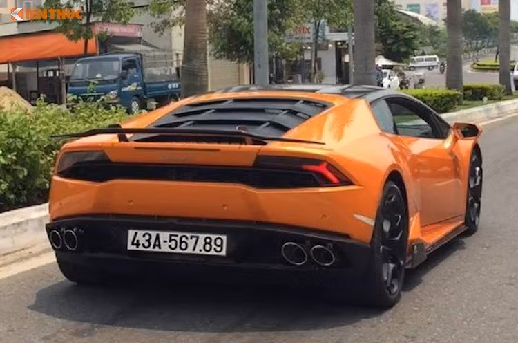 Được biết, đây là chiếc Lamborghini Huracan LP610-4 đầu tiên xuất hiện Đà Nẵng. Xe đã được đưa về Đà thành vào tháng 1/2016 và đến nay vẫn là hàng độc. Đặc biệt nhất, trên chiếc siêu xe này là biển số đẹp mắt "hiếm có khó tìm" mang hàm ý "san bằng tất cả - 56789".