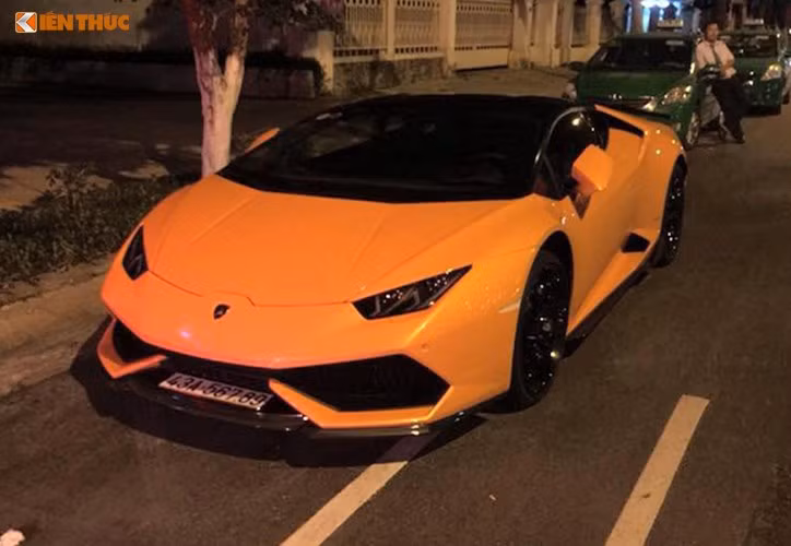 Khi về nước, chiếc siêu xe Lamborghini Huracan này có giá khoảng 15 tỷ đồng - xe được sơn màu cam rực rỡ nguyên bản, sau đó nó được thay đổi ngoại thất bằng đề-can để chơi lễ 30/4 sắp đến. Ngoài ra, chủ nhân cũng muốn mang đến sự mới mẻ và khác lạ cho xe sau thời gian dài sử dụng.