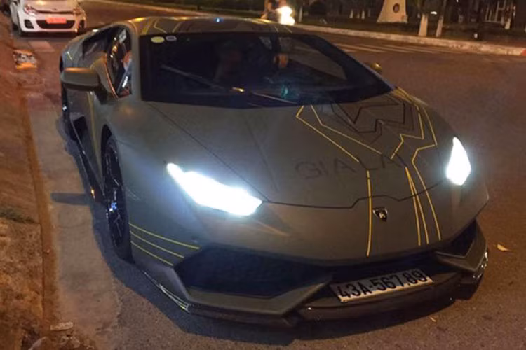 Được biết, bên cạnh màu độc mới trang bị - trước đây chủ xe cũng đã lên bộ bodykit sợi carbon từ hãng độ Vorsteiner trị giá khoảng hơn 10.000 USD cho nó. Ngoài ra, các chi tiết làm từ sợi carbon bao gồm ốp cản trước, cánh gió, ốp thân xe, ống xả hàng thửa mới...