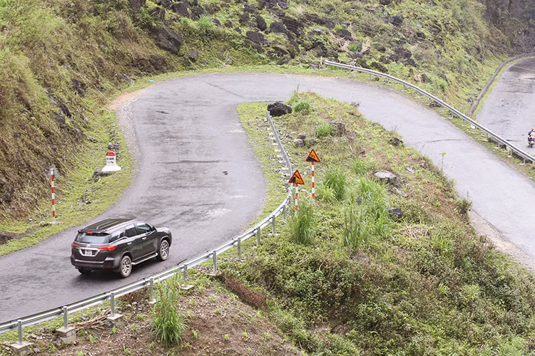 Trên những cung đường đèo dốc ở cao nguyên đá Đồng Văn, khi vào cua liên tục ở tốc độ từ khoảng 40-50km/h, nhờ các cải tiến ở hệ thống treo, hạ thấp gầm, chiếc xe cân bằng tốt, bớt chòng chành, mang lại cảm giác tự tin hơn hẳn cho người lái. Sự ổn định có được nhờ trang bị thêm thanh cân bằng ở trục sau và hệ thống ổn định điện tử, ấn tượng nhất là sự phối hợp nhuần nhuyễn giữa động cơ và hộp số của xe.