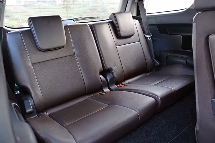 Trang bị an của xe gồm: Hệ thống kiểm soát cân bằng thân xe VSC (Vehicle Stability Control) trở thành trang bị tiêu chuẩn trên bản máy xăng 2.7L, đảm bảo cho xe không bị mất kiểm soát khi vào cua. Hỗ trợ cho Fortuner trên những địa hình gập ghềnh hoặc trơn trượt là hệ thống kiểm soát lực kéo/TRC (Traction control). Ngoài ra, hệ thống hỗ trợ khởi hành ngang dốc/HAC (Hill Start Assist control) và hệ thống hỗ trợ đổ đèo/DAC (Downhill Assist Control) cũng được trang bị. 