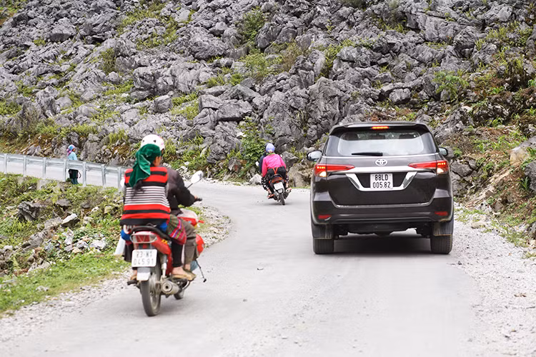 Fortuner mới sở hữu chiều dài 4.795mm, rộng 1.855mm, cao 1.835mm, chiều dài cơ sở 2.745mm và khoảng sáng gầm xe 219mm. Xe được thiết kế với góc thoát trước/sau lần lượt là 29 độ và 25 độ. Với thông số tên, so với người tiền nhiệm, Toyota Fortuner 2017 dài hơn 90mm, rộng hơn 15mm và thấp hơn 15mm. Xe sử dụng hệ thống la-zăng 17-inch, 6 chấu kép thể thao trên phiên bản V &amp; G 4x2 và vành xe 18-inch.