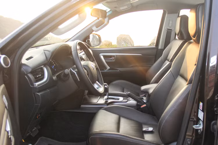 Nội thất trên phiên bản V của Fortuner 2017 được thiết kế với nhiều chi tiết như: ghế lái chỉnh điện 8 hướng, vô lăng 3 chấu được bọc da tích hợp các phím chức năng, lẫy chuyển số sau vô lăng, bảng đồng hồ Optitron sắc nét, màn hình TFT, camera lùi, hệ thống khởi động thông minh, hệ thống điều hòa hai dàn lạnh và hệ thống âm thanh 6 loa với đầu DVD 7 inch cảm ứng, kết nối Bluetooth/AUX/USB và điện thoại rảnh tay...