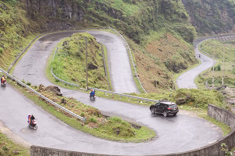 Nếu như trước đây Toyota Fortuner tại Việt Nam từng được nhiều người ví von với cái tên “thánh lật” - chủ yếu là những chỉ trích về độ cách âm kém, chân ga yếu hay kiểu dáng thô như xe bán tải... thì giờ đây mẫu xe thế hệ mới đã xoá đi mọi quan niệm đó; ônn định, êm ái, sang trọng và tiện nghi là những cảm nhận dễ nhận biết nhất khi cầm lái chiếc Fortuner 2017.