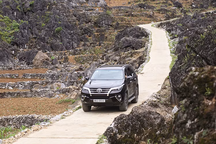 Kể từ khi ra mắt thị trường Việt Nam từ đầu năm 2017, Toyota Fortuner 2017 là mẫu xe luôn đứng đầu phân khúc SUV 7 chỗ và thường xuyên “chễm trệ” trong vị trí cao nhất ở bảng xếp hạng xe bán chạy nhất Việt Nam (theo thống kê từ VAMA). Cũng từ lượng xe bán ra nhiều nhất, lượng xe lưu thông trên đường nhiều nhất phân khúc cũng khiến nó được nhiều người tiêu dùng quan tâm hơn và có ấn tượng tốt hơn so với trước.