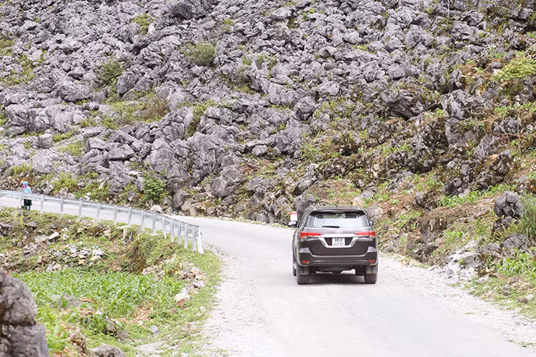 Fortuner 2017 cũng đầm chắc nhờ sở hữu giảm xóc lớn, cầm lái chiếc xe ở dải tốc độ cao không còn thấy bồng bền như thế hệ cũ. Chinh phục gần 1000 km trong 3 ngày từ Hà Nội đến Đồng Văn, Hà Giang - rồi ngược lại, hơn một nửa hành trình là trên các đường đèo Đông Bắc chiếc xe SUV Fortuner thế hệ mới cho cảm giác thật sự chắc chắn và độ an toàn cao.