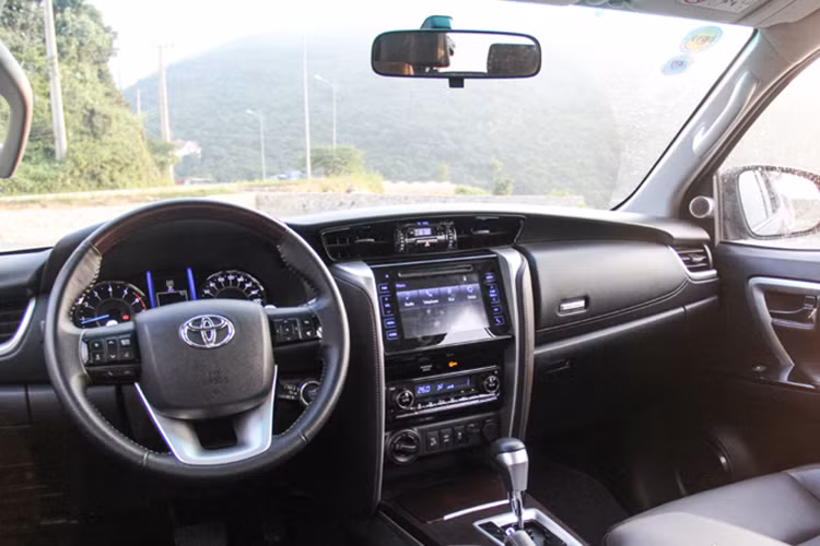 Ngoài ra, hàng loạt các chi tiết trên xe đã được chau chuốt khá tỉ mỉ. Thoát khỏi hình ảnh một chiếc SUV “khô cứng”. Nội thất trên Fortuner 2017 được phát triển theo hơi hướng một dòng sedan. Mang tới người dùng cảm giác thoải mái và khá tiện nghi trên các hành trình dài. Sự đan xen giữa các chi tiết chỉ khâu cùng mạ crom cũng khiến cho chiếc xe sang trọng hơn.