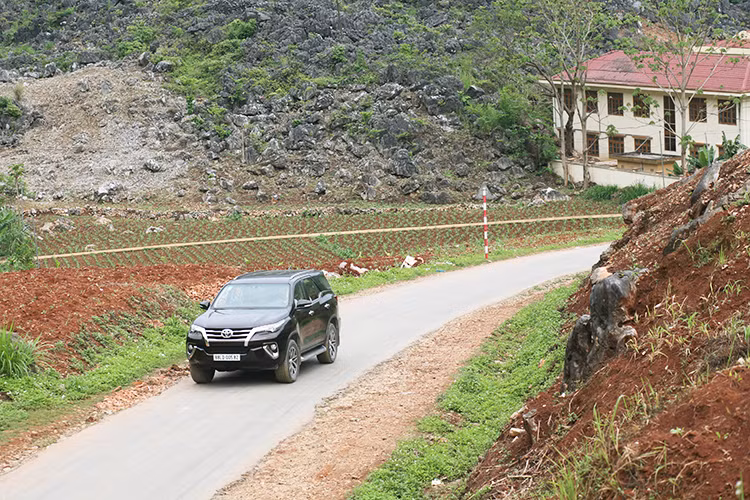 Về sức mạnh động cơ của Fortuner 2017 chưa thật sự mạnh mẽ nhất phân khúc, nhưng đổi lại hàng loạt công nghệ mới của dòng xe SUV đã được Toyota trang bị cho mẫu xe này. Đó là hệ thống gài cầu điện tử và khóa vi sai cầu sau giúp xe đạt được lực kéo lớn nhất trong mọi điều kiện địa hình, bộ vi sai hạn chế trượt cảm ứng momen xoắn (Torque LSD) phân phối đều mô-men giữa bánh trước và bánh sau.